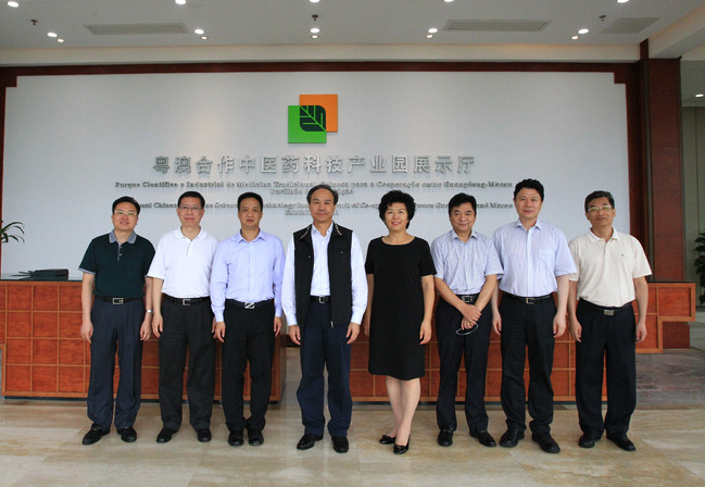 国务院港澳事务办公室副主任周波一行赴粤澳合作中医药科技产业园实地考察