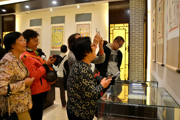 aomentequzhengfulifahuiyiyuanguancuixing（zuoyi）canguanchanyeyuanminglaozhongyigongzuoshi.jpg