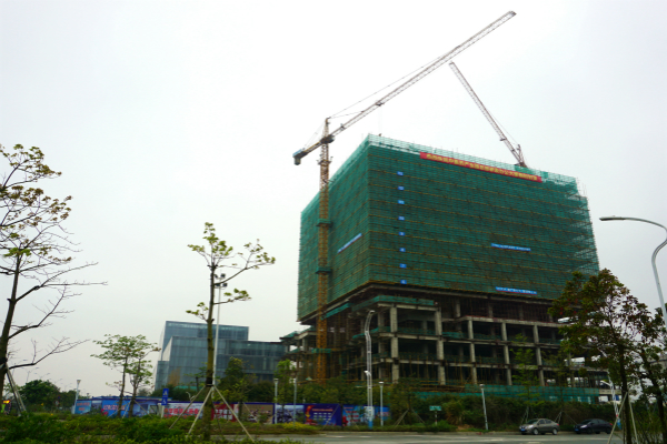 产业园科研总部办公大楼完成封顶 将下半年投入使用