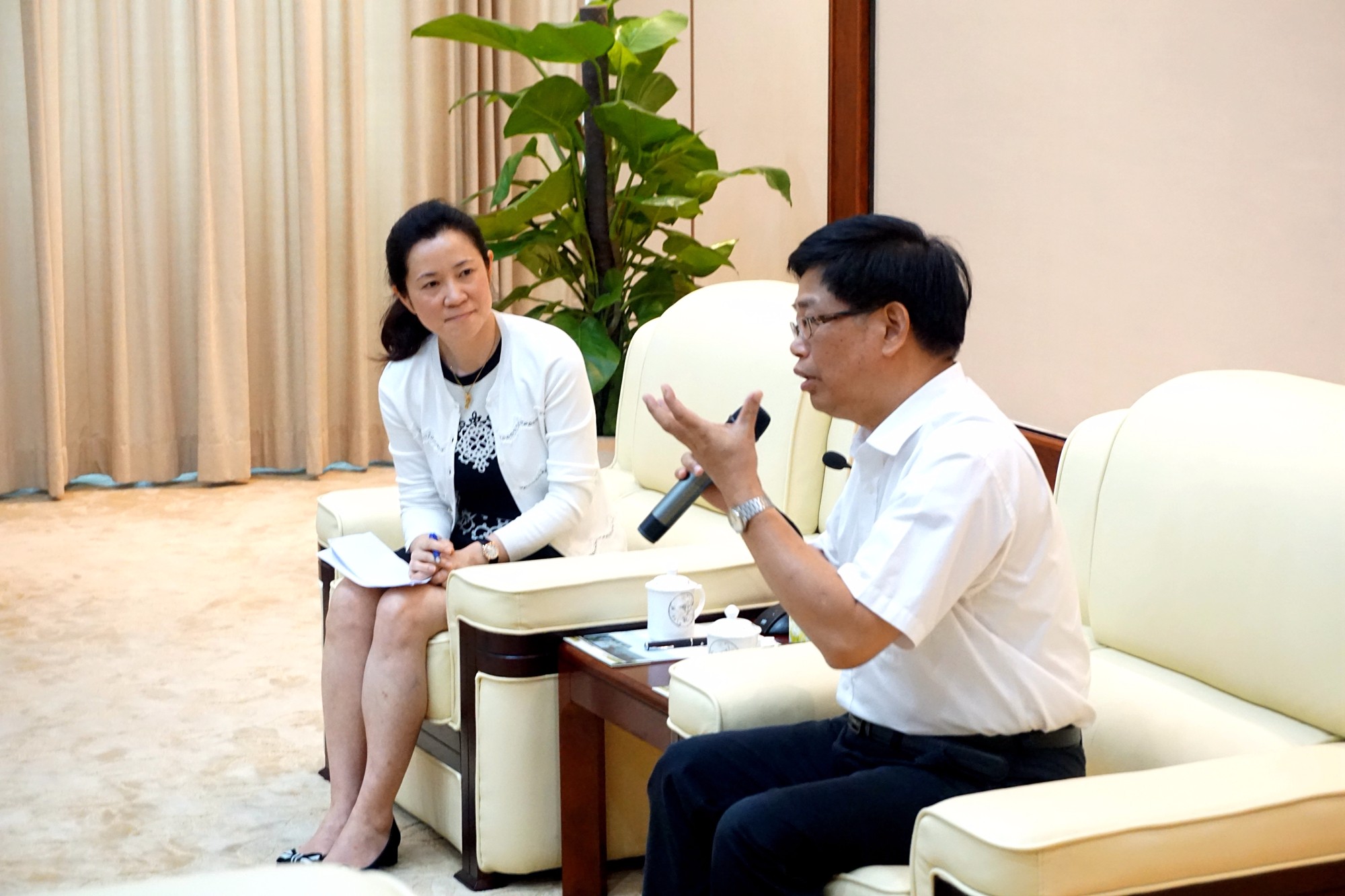 2015年8月4日，广东省政协副主席唐豪（右）率队赴产业园实地考察，并进行座谈交流。