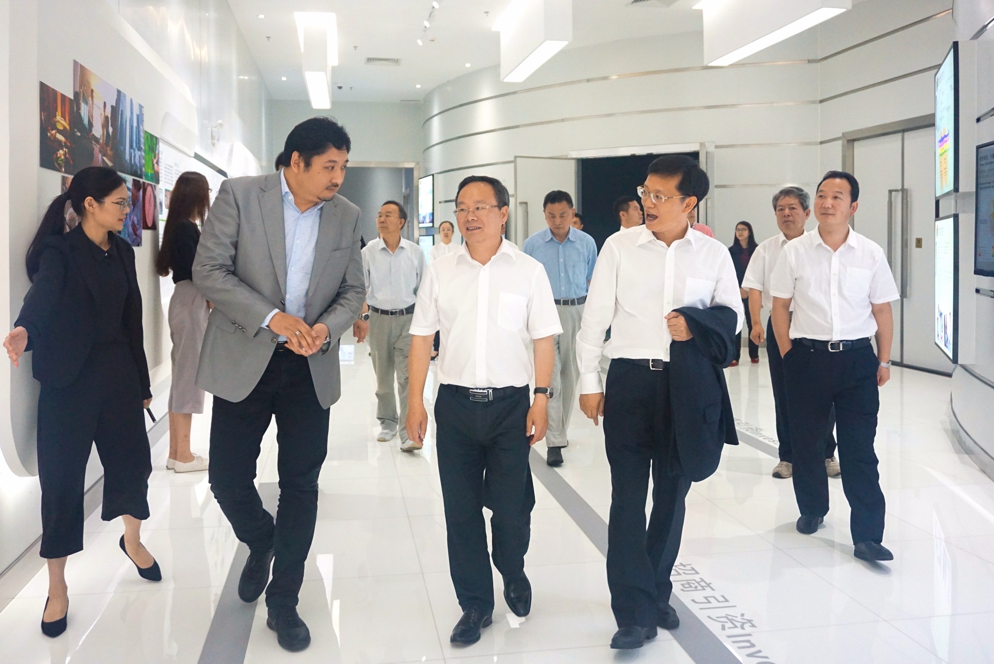 2017年6月20日，浙江省政协副主席陈小平一行8人在横琴新区党委副书记李伟辉的陪同下来访产业园实地考察。