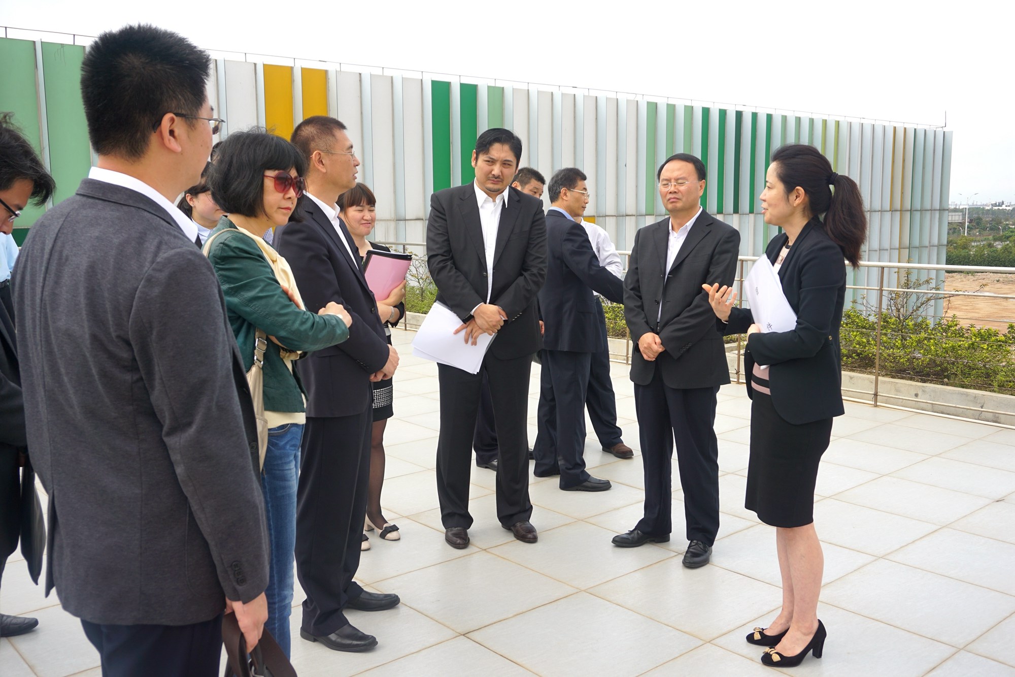 On April 7 of 2016, Vice Chairman of the Liaison Office of the Central People’s Government in the Macau S.A.R, Yao Jian, Director of Administration Committee of Hengqin New Area, Niu Jing, Advisor to Secretary of Economy and Finance of the Macau S.A.R, Zhang Zuowen, and others, in a total of 13 people, visited the Industrial Park and carried out profound communications and discussions about the project development.