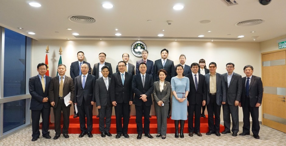 On March 21 of 2017, the Industrial Park organised more than 20 representatives from the famous traditional Chinese medicine enterprises and industrial associations from China Mainland to have discussions with Secretary of Economy and Finance of the Macau Special Administration Region, Leong Vai Tac, to discuss about the cooperation opportunities of Industrial Park and the relevant industries.