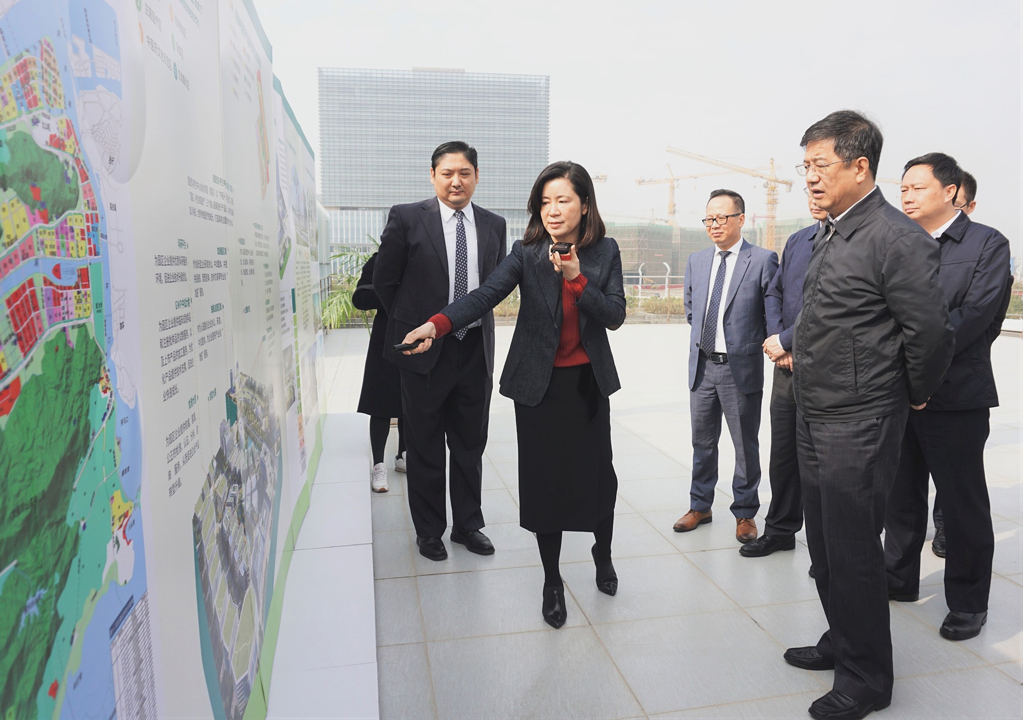 澳门中联办主任郑晓松一行赴粤澳中医药产业园实地考察