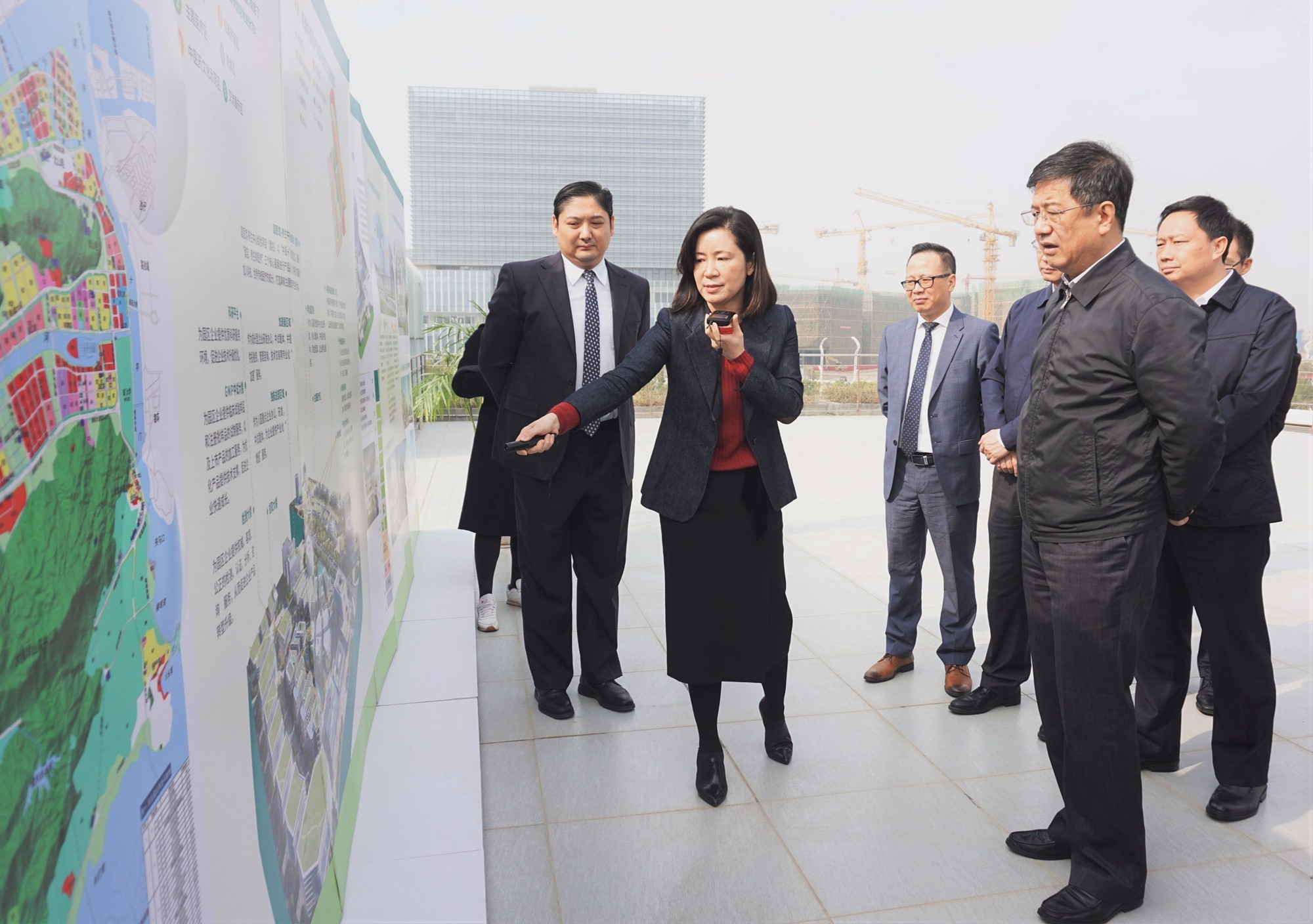2018年2月10日，中央人民政府驻澳门特别行政区联络办公室主任郑晓松，副主任姚坚等一行在珠海市委副书记、市长、党组书记姚奕生，珠海市委常委、副市长祝青桥及珠海市政府党组成员、横琴新区党委书记牛敬的陪同下，赴产业园实地考察，了解园区最新发展情况。