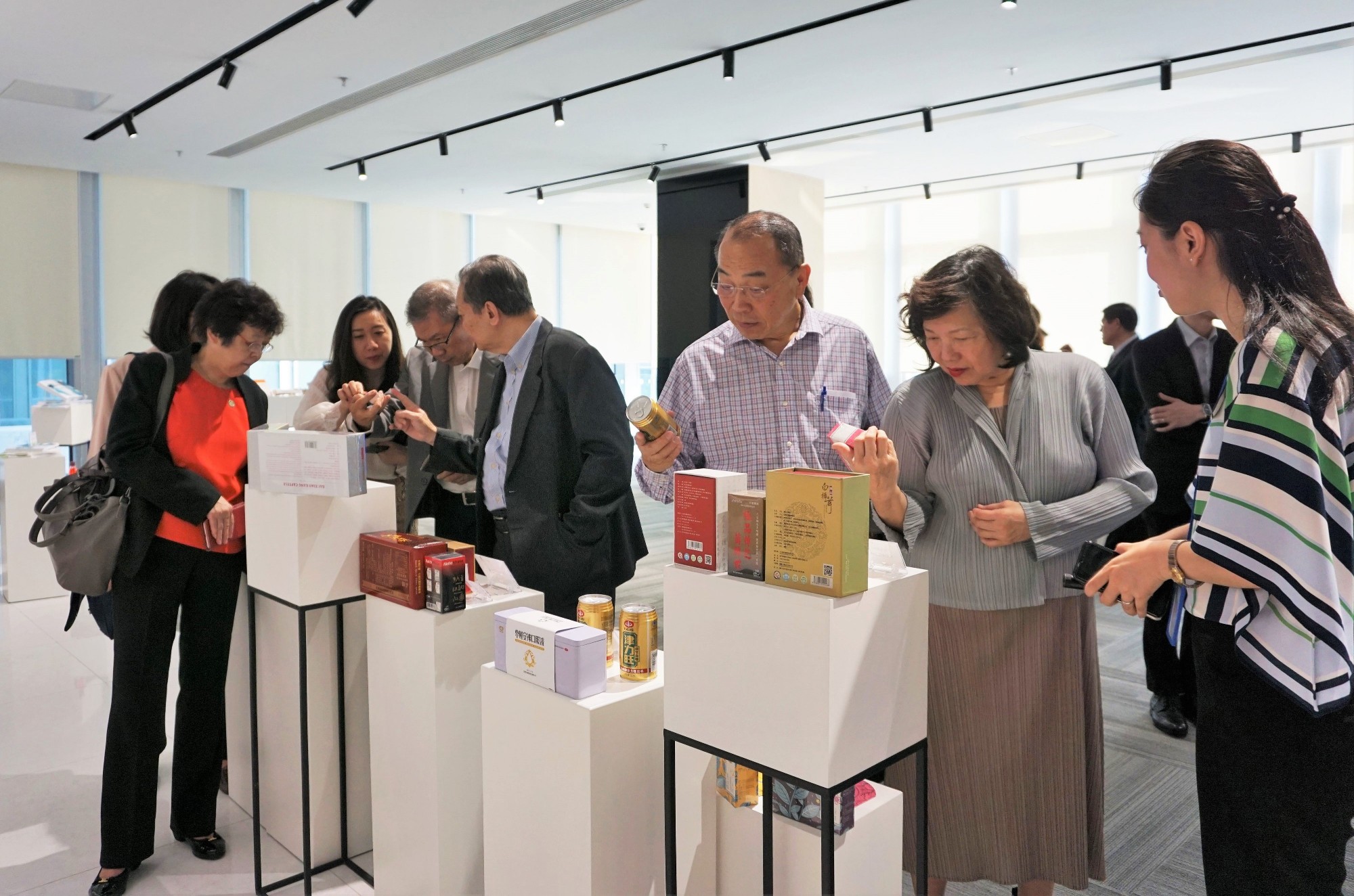 2018年5月28日，新加坡卫生部及中医药管理委员会代表团一行12人来访产业园实地考察。