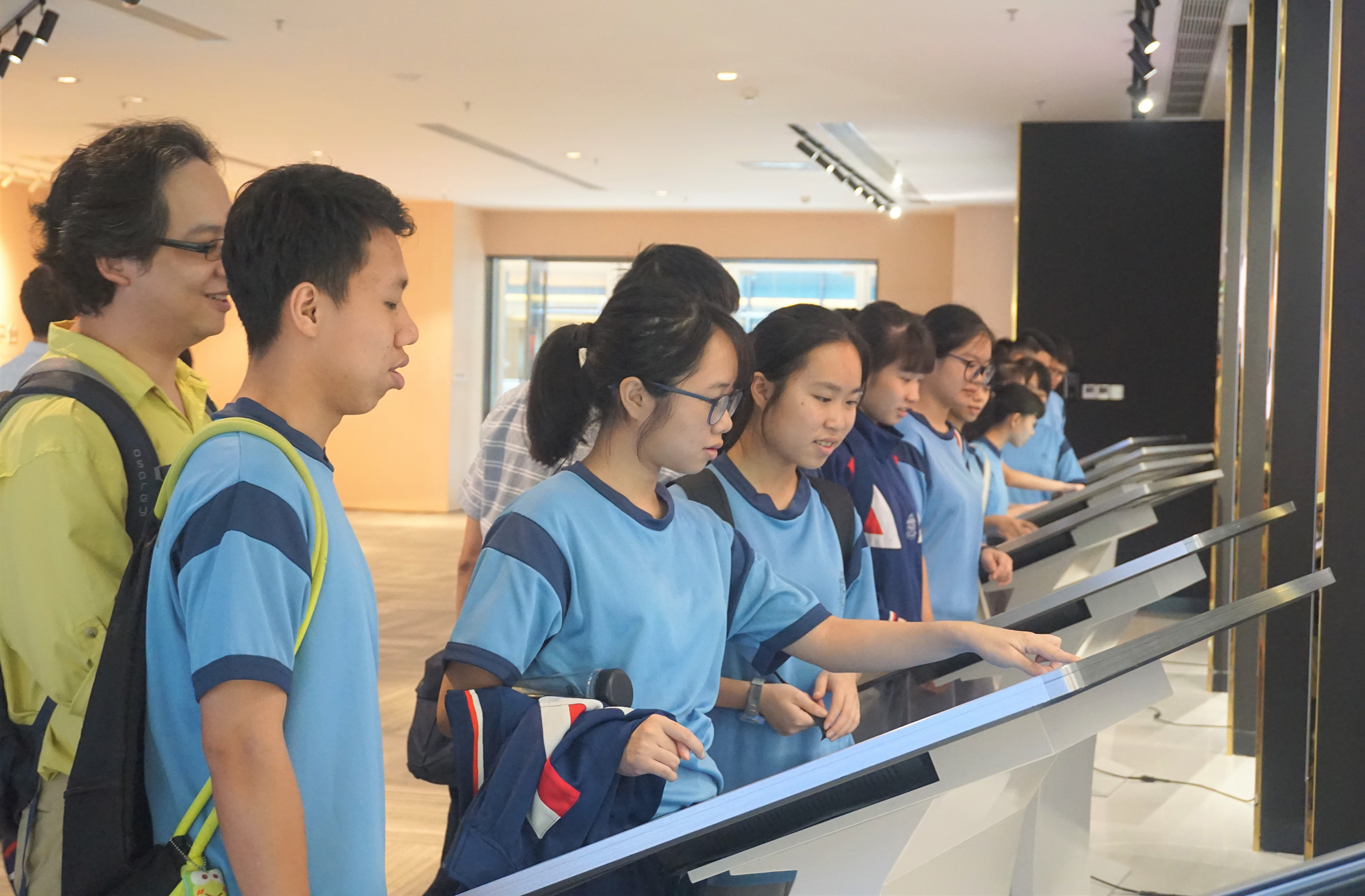 圣公会（澳门）蔡高中学师生一行23人来访产业园