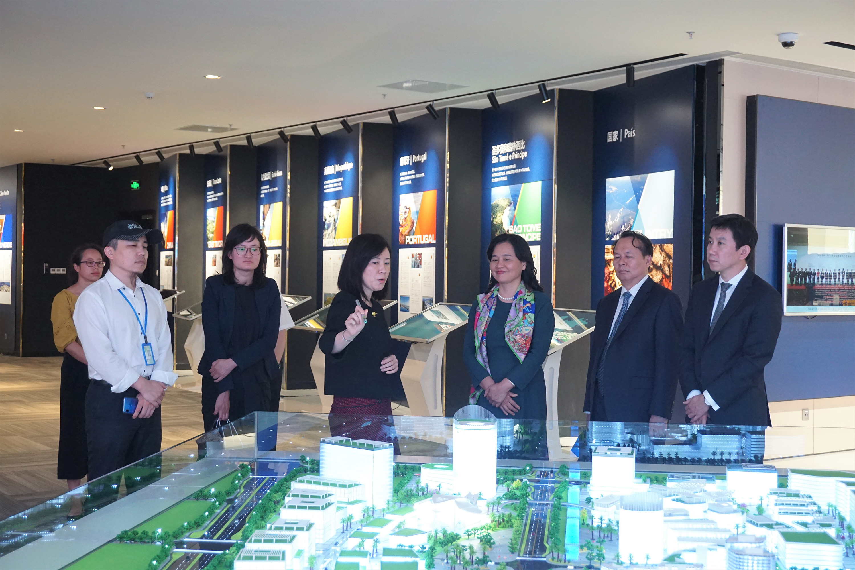 运用现代科技传承和发展中医药事业——国家中医药管理局党组书记余艳红到产业园考察调研