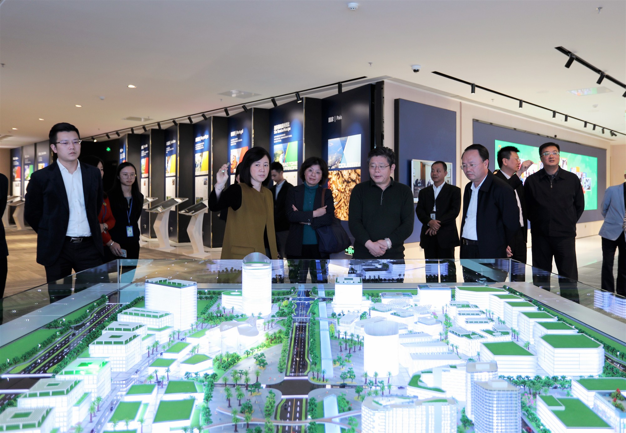 2018年11月28日，为了解粤港澳大湾区建设情况，国家发展改革委地区经济司司长郭兰峰一行5人，在广东省发改委副主任曹达华、横琴新区党委书记牛敬、管委会副主任邹桦等领导陪同下，到产业园考察调研，了解园区建设运营、产业发展等方面的情况。
