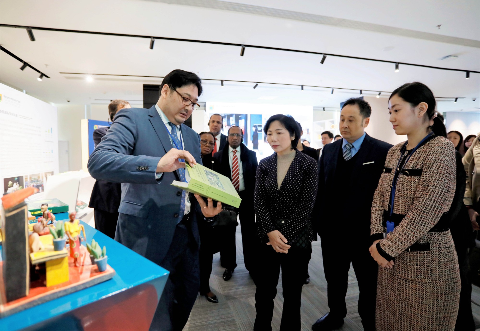 2019年1月23日，中国-葡语国家经贸合作论坛（澳门）常设秘书处秘书长徐迎真与7个葡语国家派驻代表，到产业园考察交流，并与产业园董事长吕红进行座谈，进一步探讨双方在人才培训、国际交流等方面合作方向。