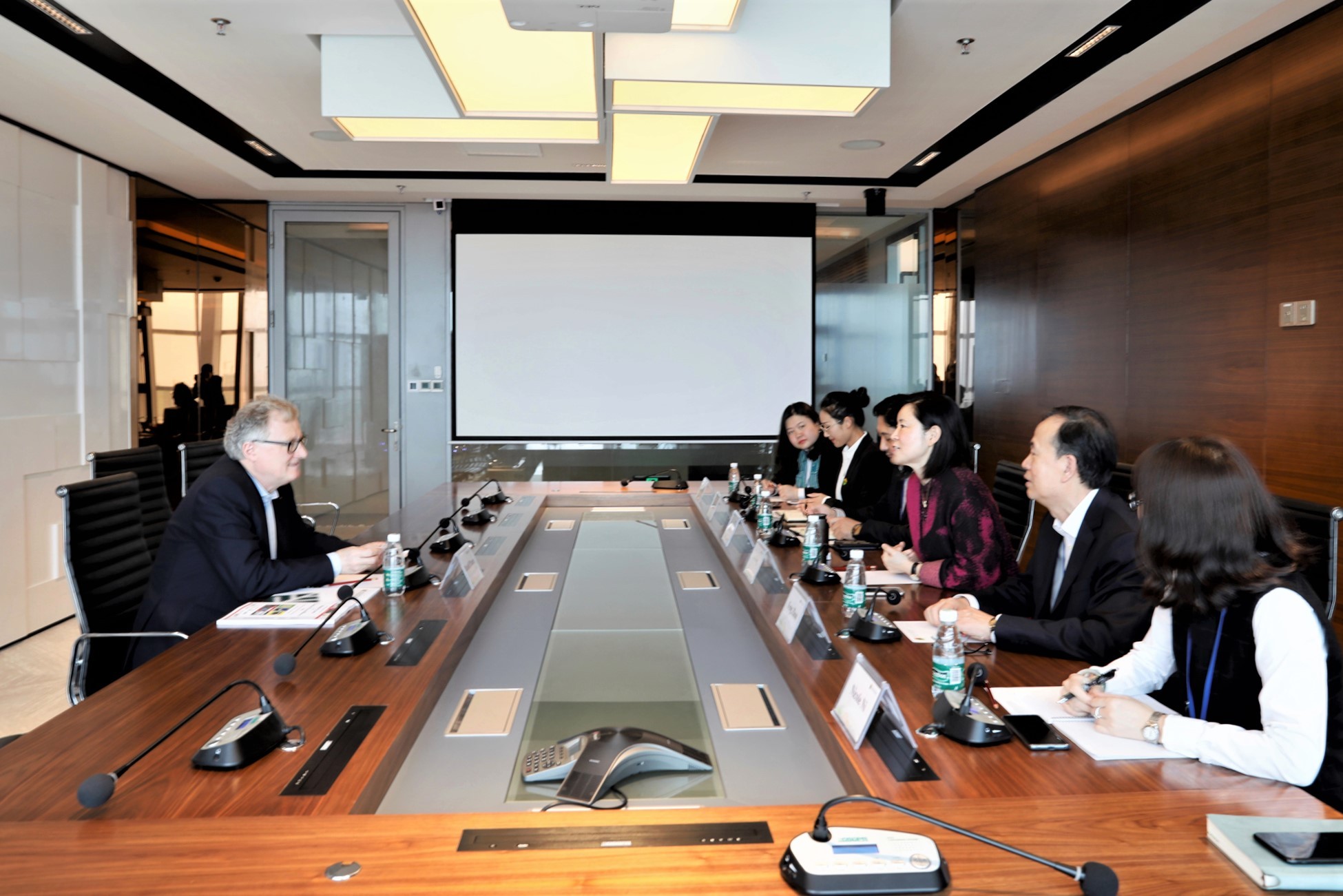 2019年2月21日，欧洲药典中药委员会主席，奥地利格拉兹大学药物学系教授、中医药研究中心负责人，奥地利植物药平台中医药事务负责人Rudolf Bauer教授到产业园考察交流，并与产业园董事长吕红就中医药产业合作进行交流。