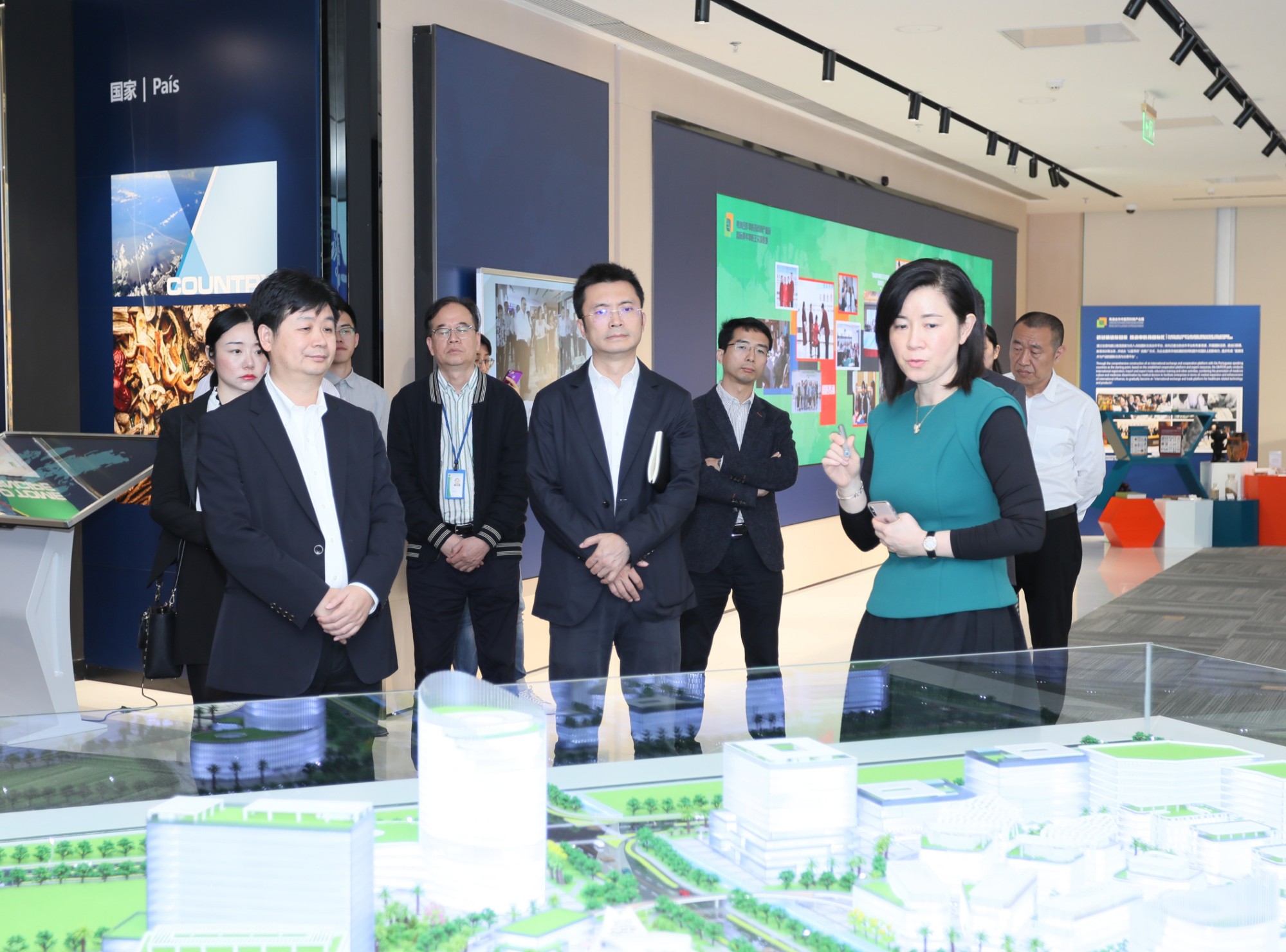 2019年3月20日，深圳市福田区委书记吕玉印一行，在珠海市委副书记赵建国、横琴新区党委书记牛敬陪同下，到产业园考察，了解粤澳合作、产业园运营及中医药产业发展等情况。