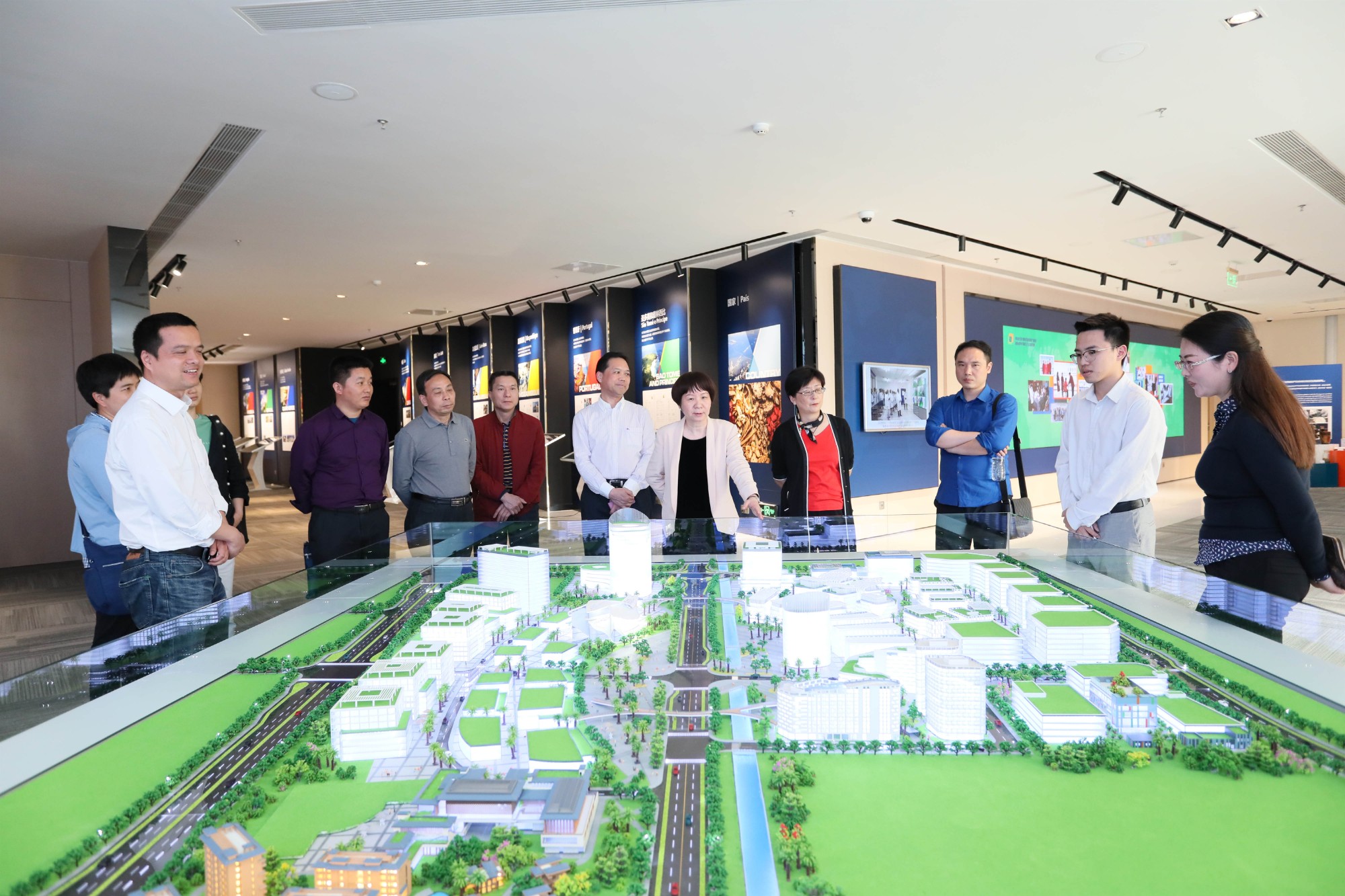 2019年3月28日，江苏省无锡市政协副主席张丽霞一行9人到产业园参观考察。