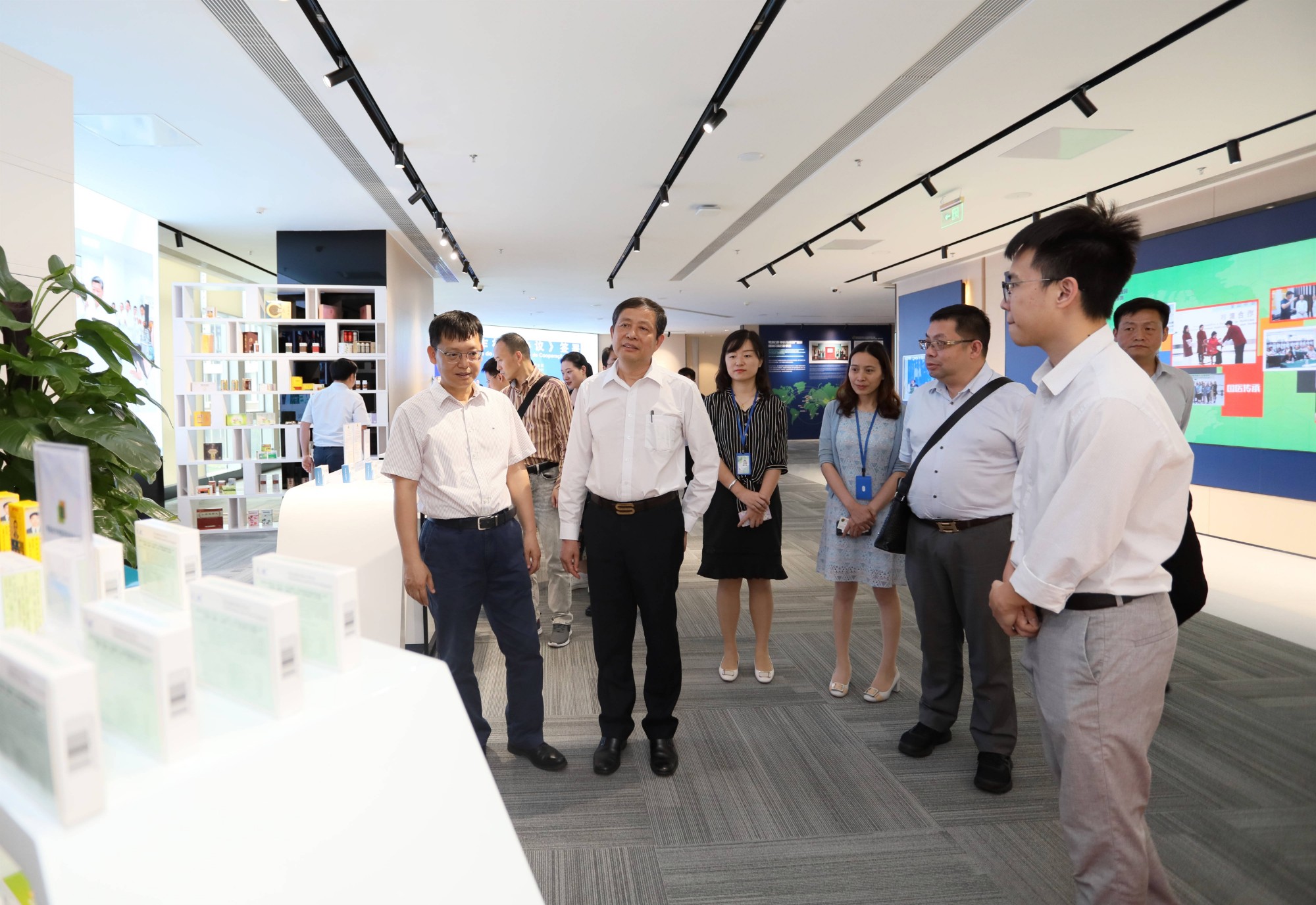 2019年4月30日，澳门中联办研究室主任高其兴一行9人，在横琴新区管委会副书记李伟辉陪同下，到产业园参观考察。