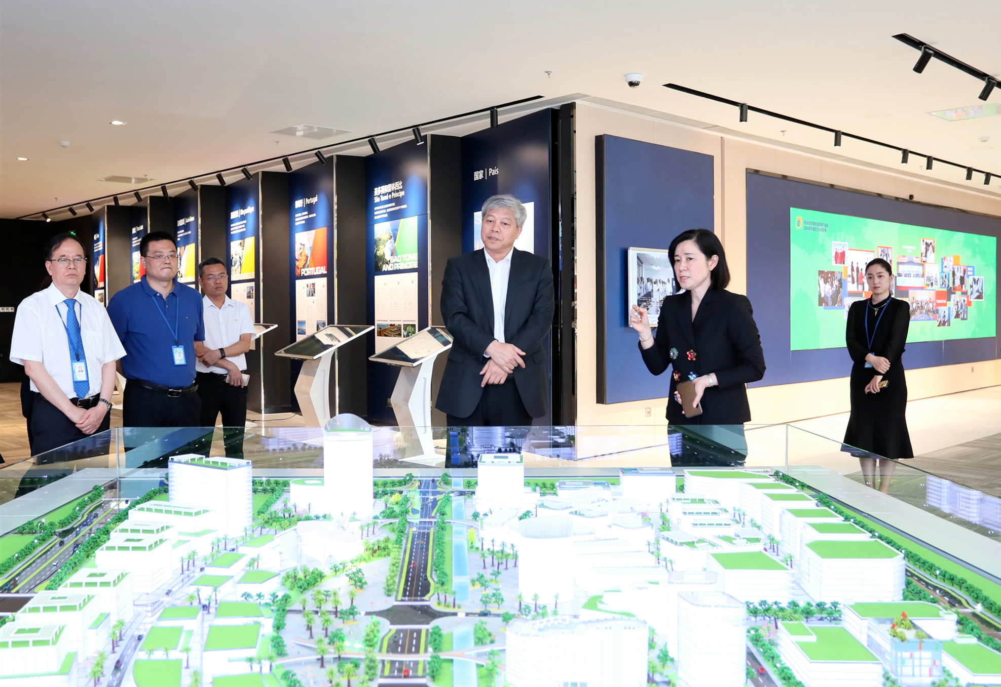 南光集团董事长傅建国到产业园参观考察