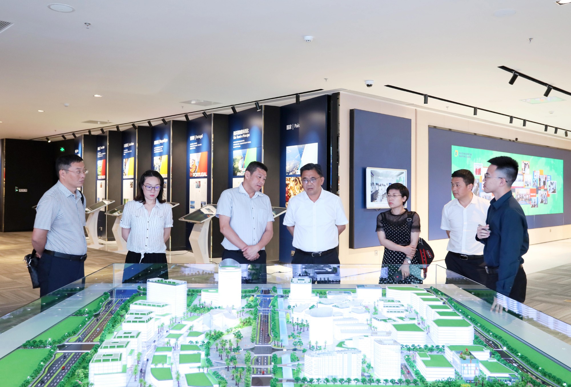 2019年5月27日，江西省景德镇高新区党工委书记廖云东一行到产业园参观考察。