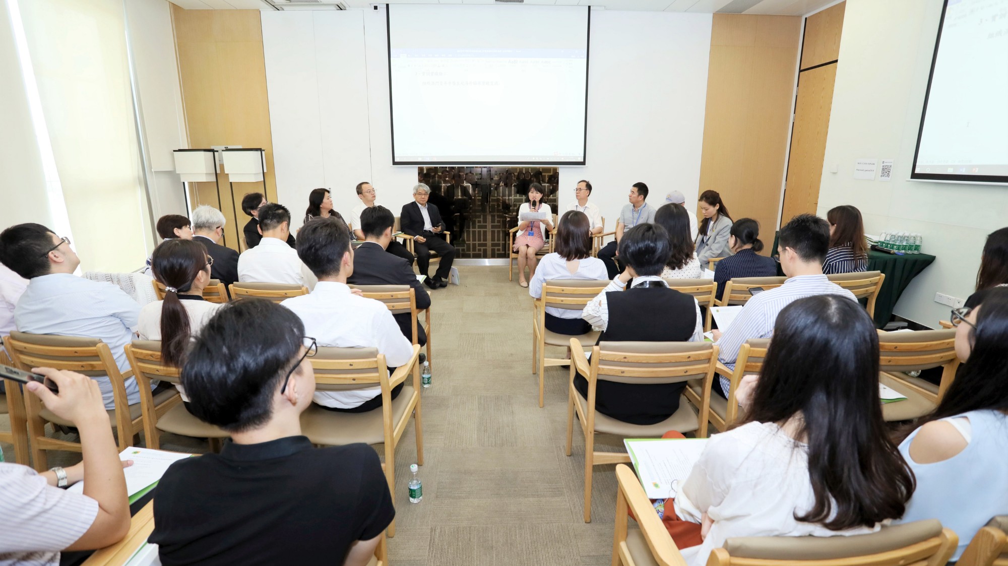 2019年6月10日，中央政府驻澳门联络办公室宣传文化部处长何刚、澳门卫生局局长李展润，以及澳门青年中医生代表等一行，到产业园考察交流，了解产业园建设运营情况，并就澳门青年中医生深入参与产业园项目等进行交流。